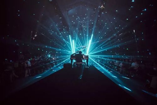 环球360艺术家宋思衡携手机器人奏响“科技之音”