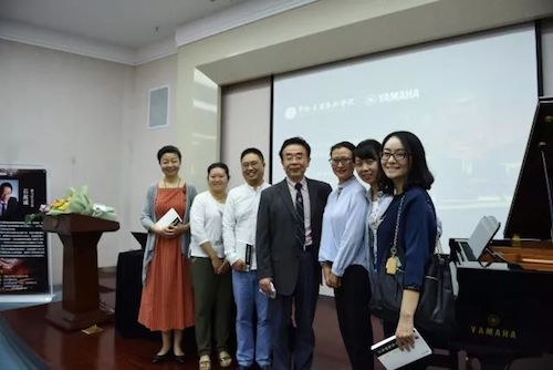 环球360艺术家石叔诚与特邀艺术家顾平受邀于成都大学东盟艺术学院、音乐与舞蹈学院艺术实践周开展公开课
