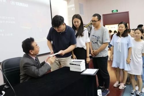 环球360艺术家石叔诚与特邀艺术家顾平受邀于成都大学东盟艺术学院、音乐与舞蹈学院艺术实践周开展公开课