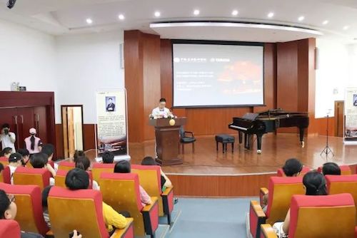 环球360艺术家石叔诚与特邀艺术家顾平受邀于成都大学东盟艺术学院、音乐与舞蹈学院艺术实践周开展公开课