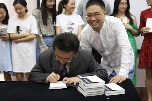 环球360艺术家石叔诚与特邀艺术家顾平受邀于成都大学东盟艺术学院、音乐与舞蹈学院艺术实践周开展公开课