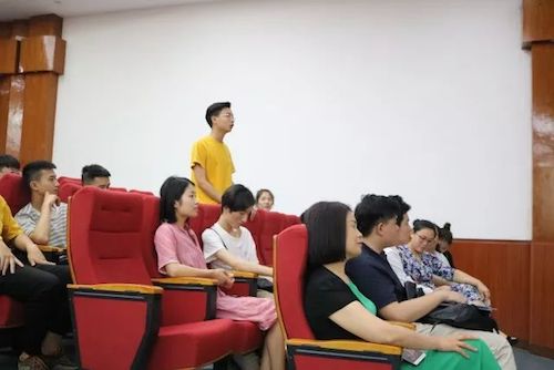环球360艺术家石叔诚与特邀艺术家顾平受邀于成都大学东盟艺术学院、音乐与舞蹈学院艺术实践周开展公开课