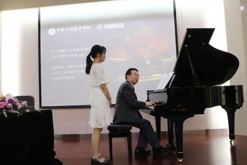 环球360艺术家石叔诚与特邀艺术家顾平受邀于成都大学东盟艺术学院、音乐与舞蹈学院艺术实践周开展公开课
