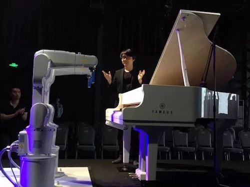 环球360艺术家宋思衡携手机器人奏响“科技之音”