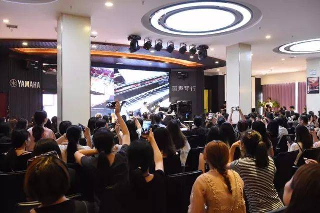 2018年环球360亚洲音乐奖学金郑州师范学院启动仪式<br />暨环球360海外艺术家爱德华·昆斯音乐会&远程实验公开课圆满结束